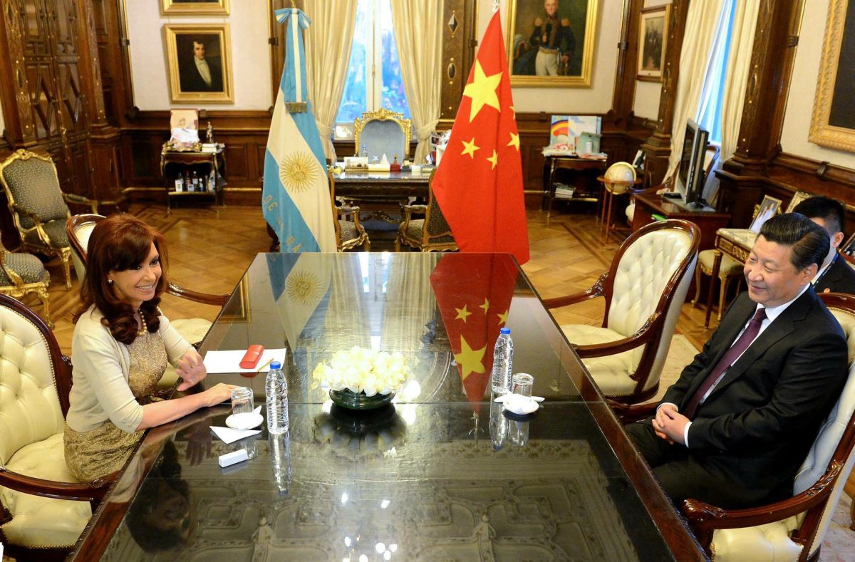 Chinese President Xi Jinping discusses with his Argentine counterpart, Cristina de Kirchner Photo Credit: Creative Commons