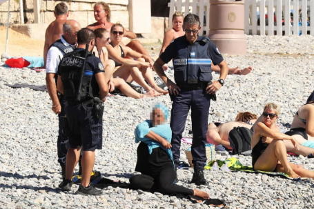 Police patrolling the promenade des anglais beach in Nice fine a woman for wearing a burkini - Vantage News

