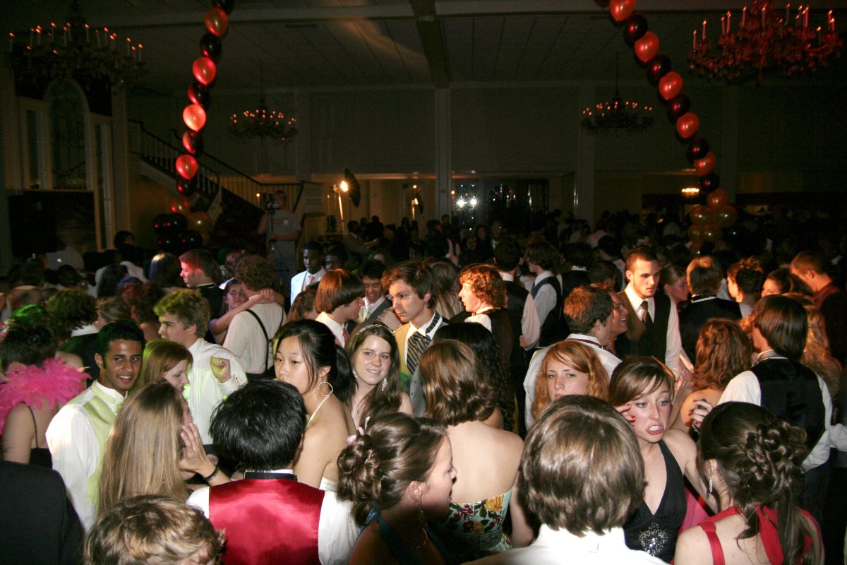 Crowded prom dance floor - Wikimedia Commons