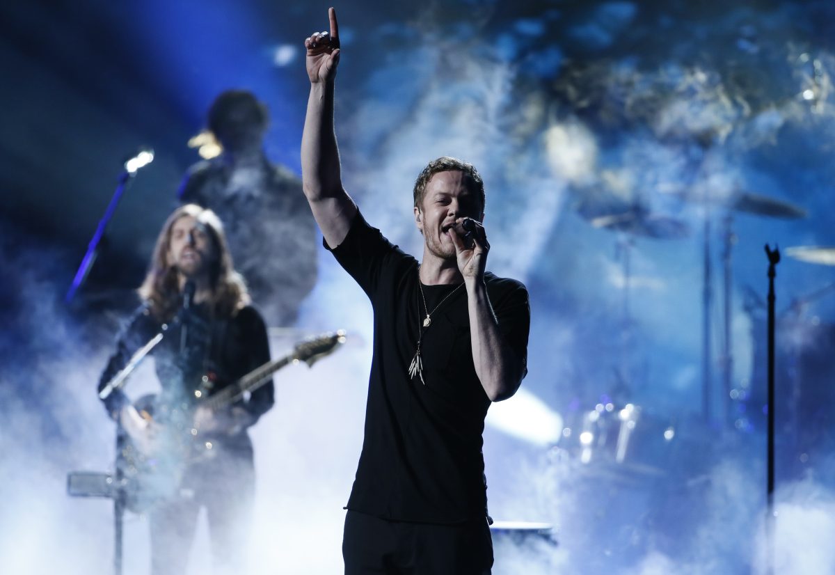 Dan+Reynolds+of+Imagine+Dragons+performs+a+medley+at+the+41st+American+Music+Awards+in+Los+Angeles%2C+California+November+24%2C+2013.++REUTERS%2FLucy+Nicholson+%28UNITED+STATES+-+TAGS%3A+ENTERTAINMENT%29+%28AMA-SHOW%29+-+RTX15RY9