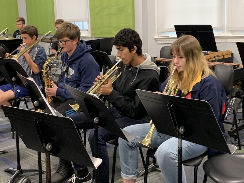 Sophomore+Jasper+Courtney+%28tenor+saxophone%29+and+the+jazz+band+brass+section+practicing+for+the+Winter+Concert.+%28Philip+He%2FInternational+Dateline%29%0A