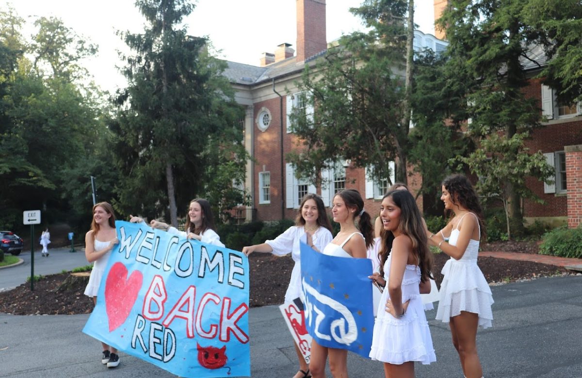 Seniors Welcome WIS Students Back to Campus (Mila Martin/International Dateline)