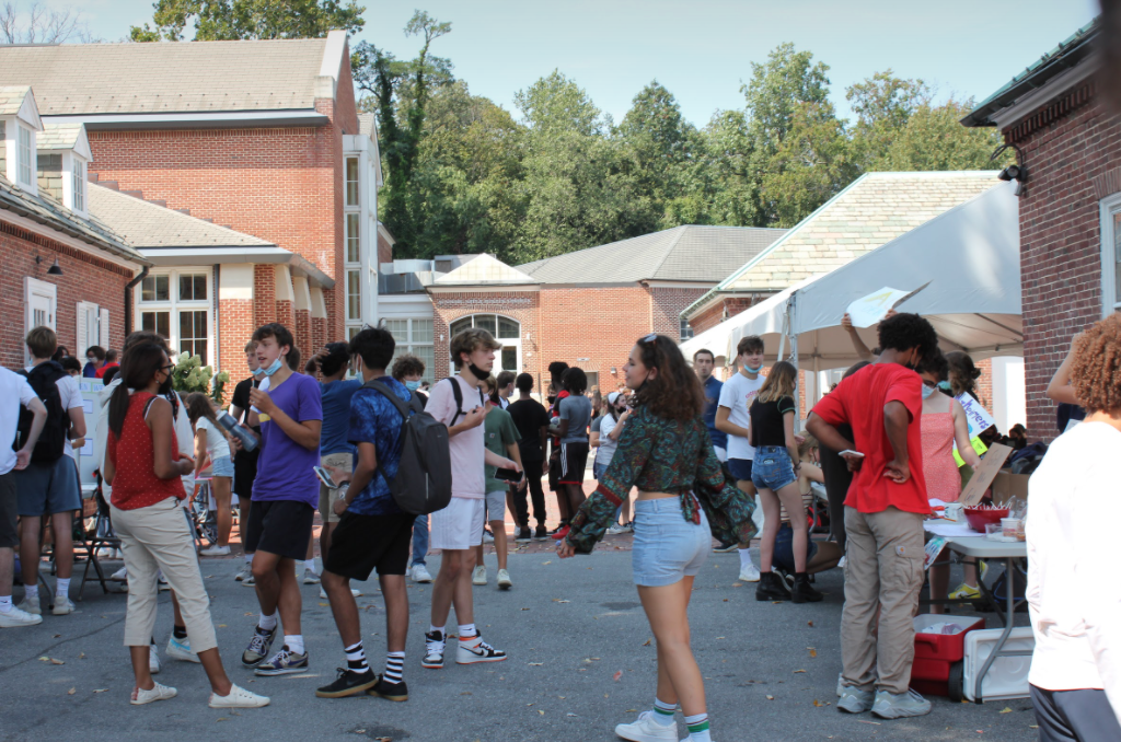 WIS students viewing stands at the Club Fair. The Club Fair is an opportunity for students to get to know and sign up for clubs (Isabella Duchovny/International Dateline).
