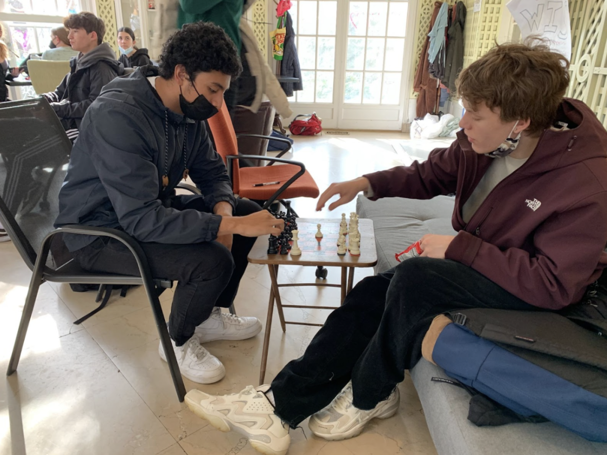 Seniors Kevin Galdamez and Fede Opertti play chess in the Senior Lounge. Many students have turned to chess as a stress reliever during the 2021-2022 school year. (Philip He/International Dateline)