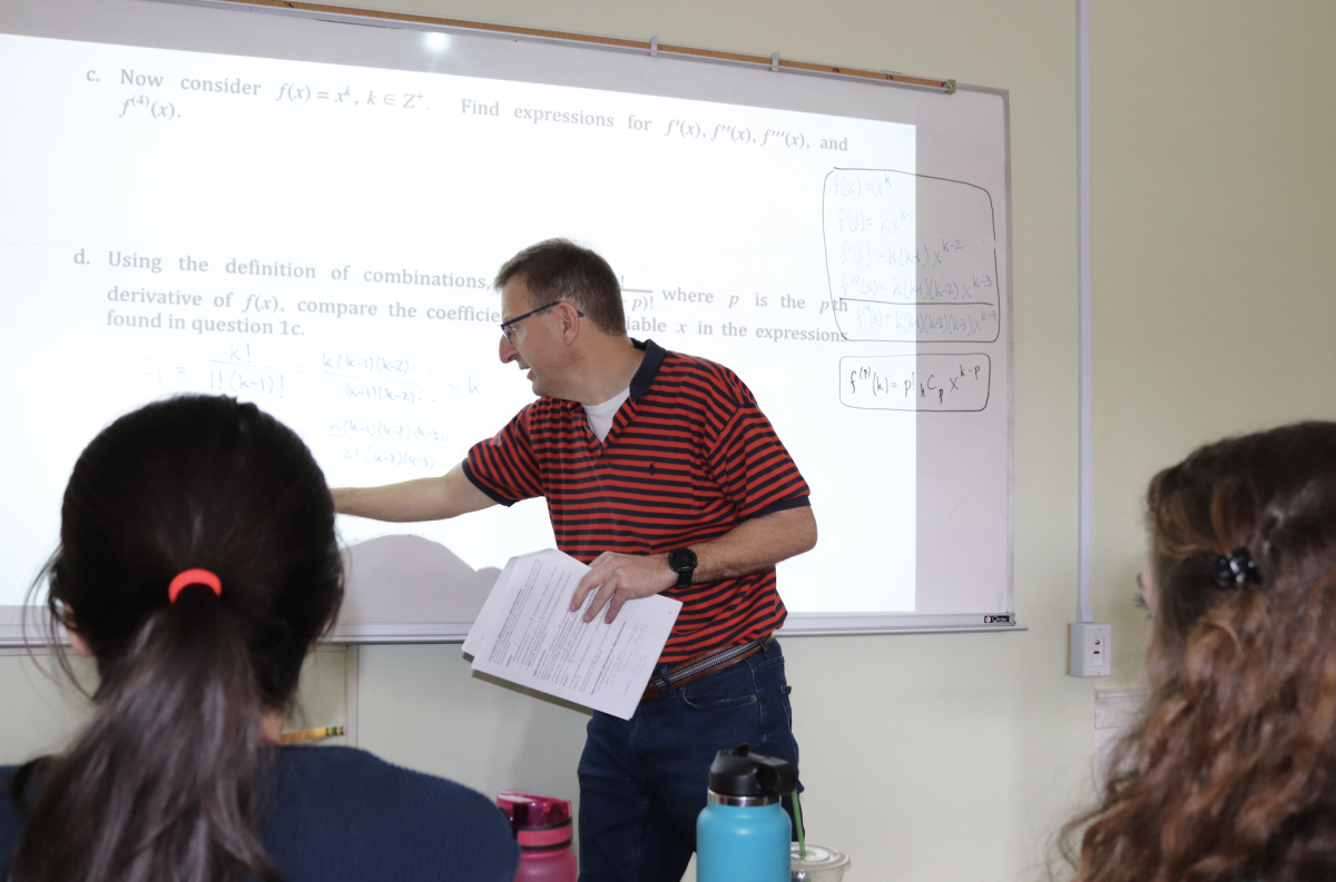 Upper School Math teacher Gary Piligian teaching his 11th grade Math Analysis and Approaches Higher Level (HL) class. Most students who take IB math HL were previously in the advanced math program from seventh to 10th grade. (Martina Tognato Guáqueta/International Dateline)