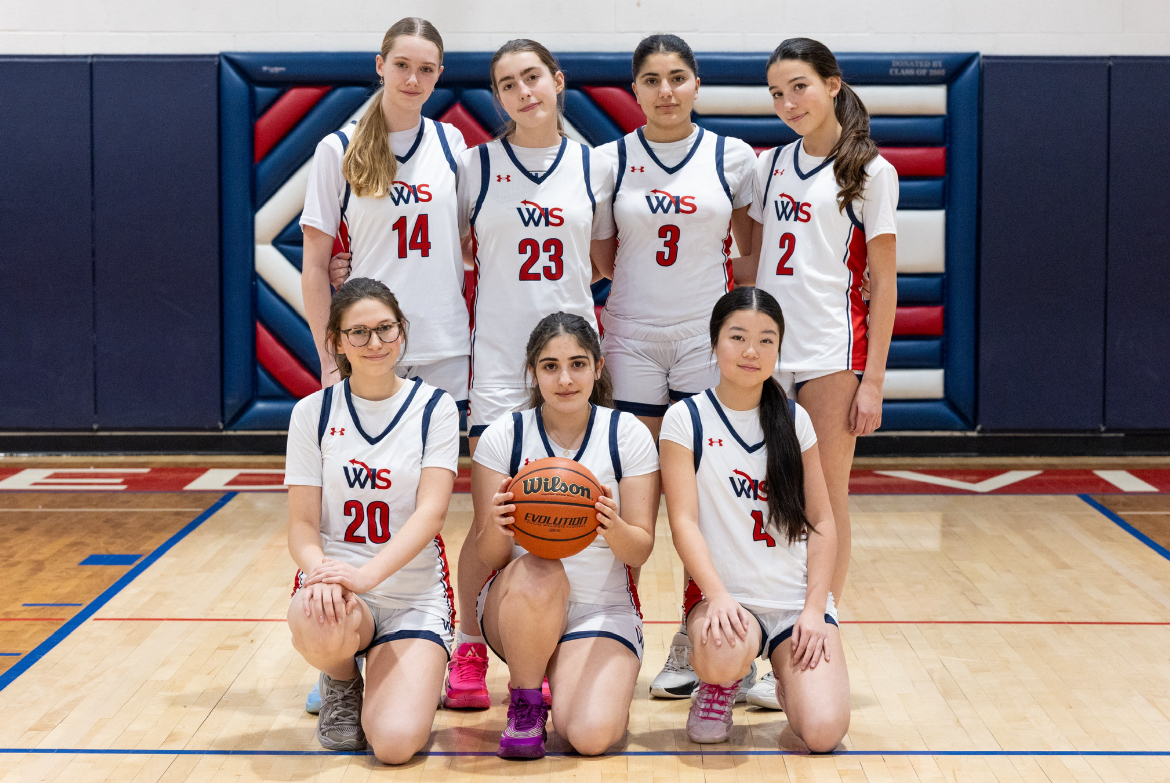 Seven players from the Girls Varsity Basketball
team. (Courtesy of Amelia Jones)